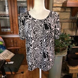 TRAVEL SMITH SIZE XLARGE BLACK AND WHITE SHORT SLEEVE ABSTRACT PATTERN.